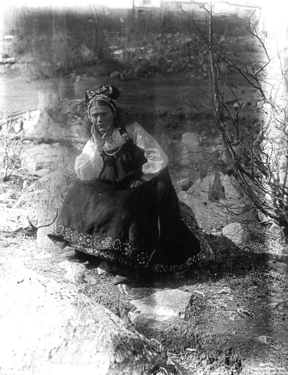 Anders Beer Wilse, Kvinnedrakt, Buskerud
