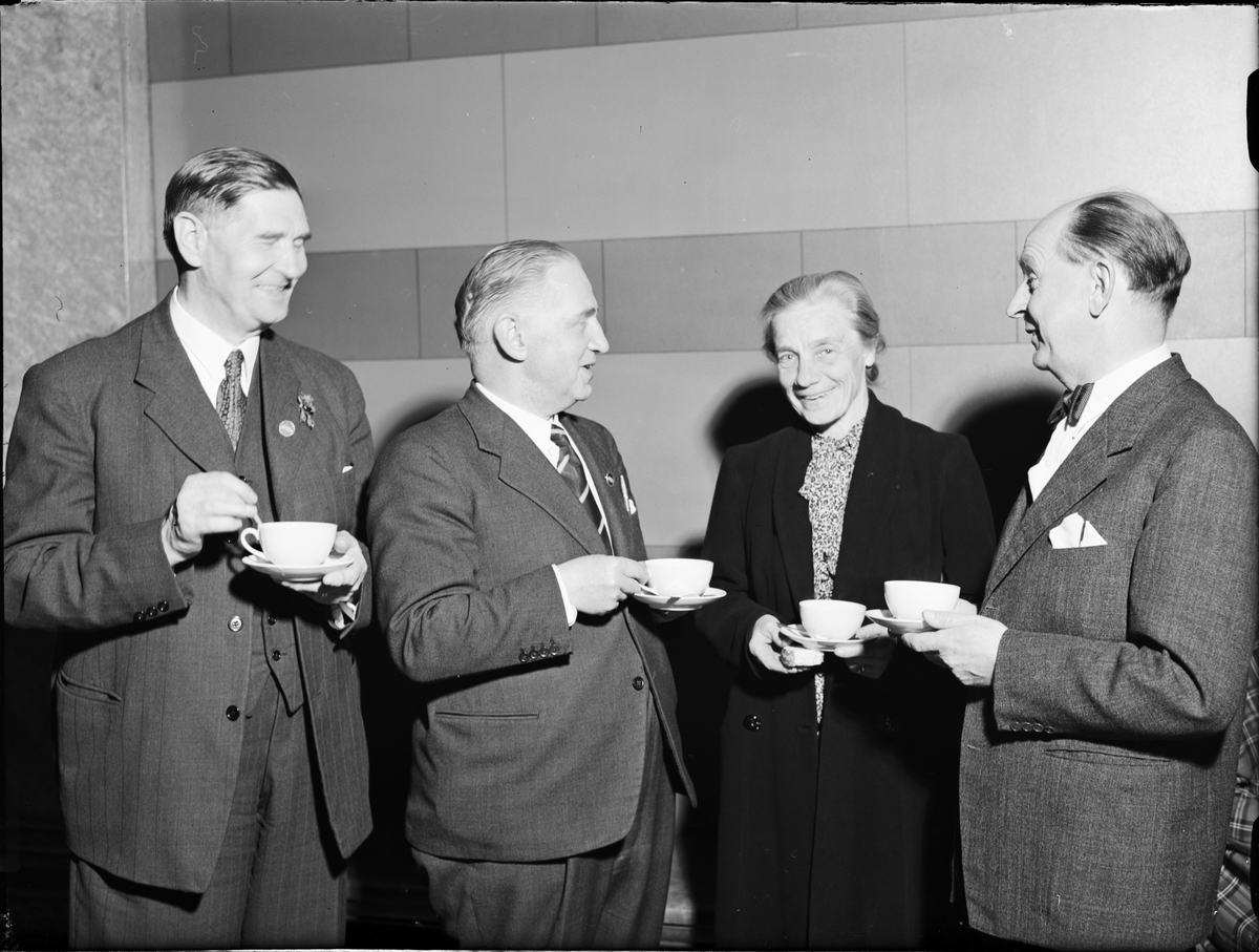 Paul Sandberg, Harald Norinder med sällskap dricker kaffe, Uppsala 1948
