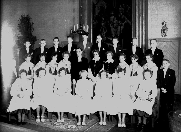 Sven Lindskog, Confirmers, 16 girls, 11 boys and the priest Gabriel Carlsten. Interior of Ekeby Church.