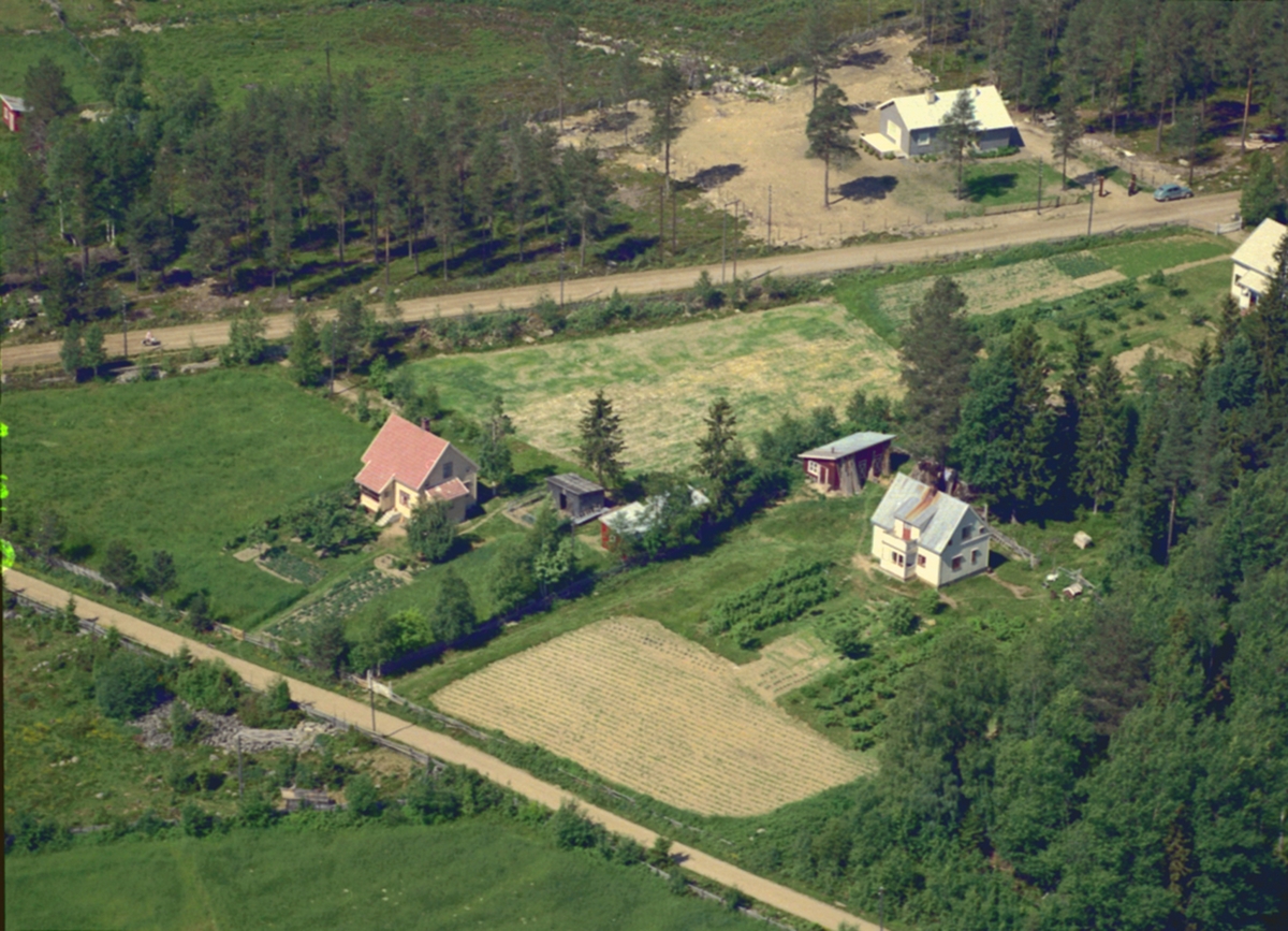 Widerøes Flyveselskap A/S, FLYFOTO UKJENT BOLIGBEBYGGELSE I LØTEN, SAGATUN T. H. , ELDMAR BAKERST. Nordbygda. Det nye huset i bakgrunnen - bygd av Martin Dammen