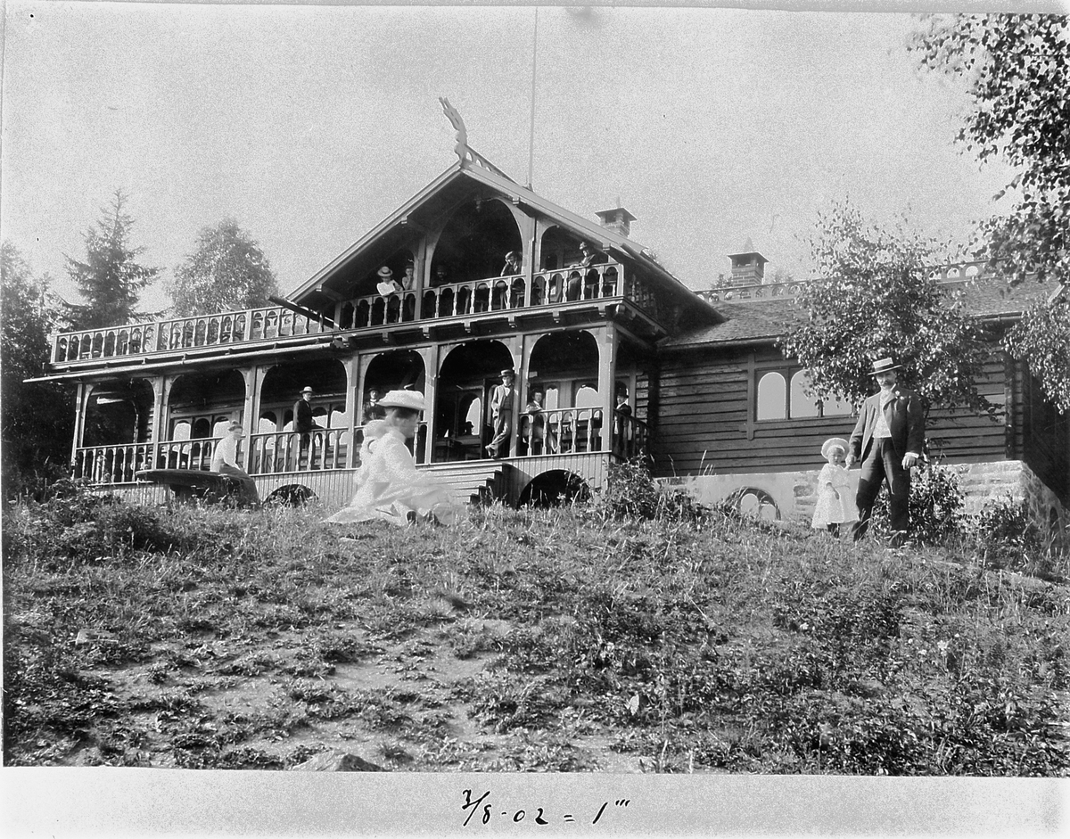 Johan Albert Steen, SKISTUA PÅ ALHAUG, HEDMARKSTOPPEN, VOKSNE OG BARN UTENFOR. 3-8-1902.