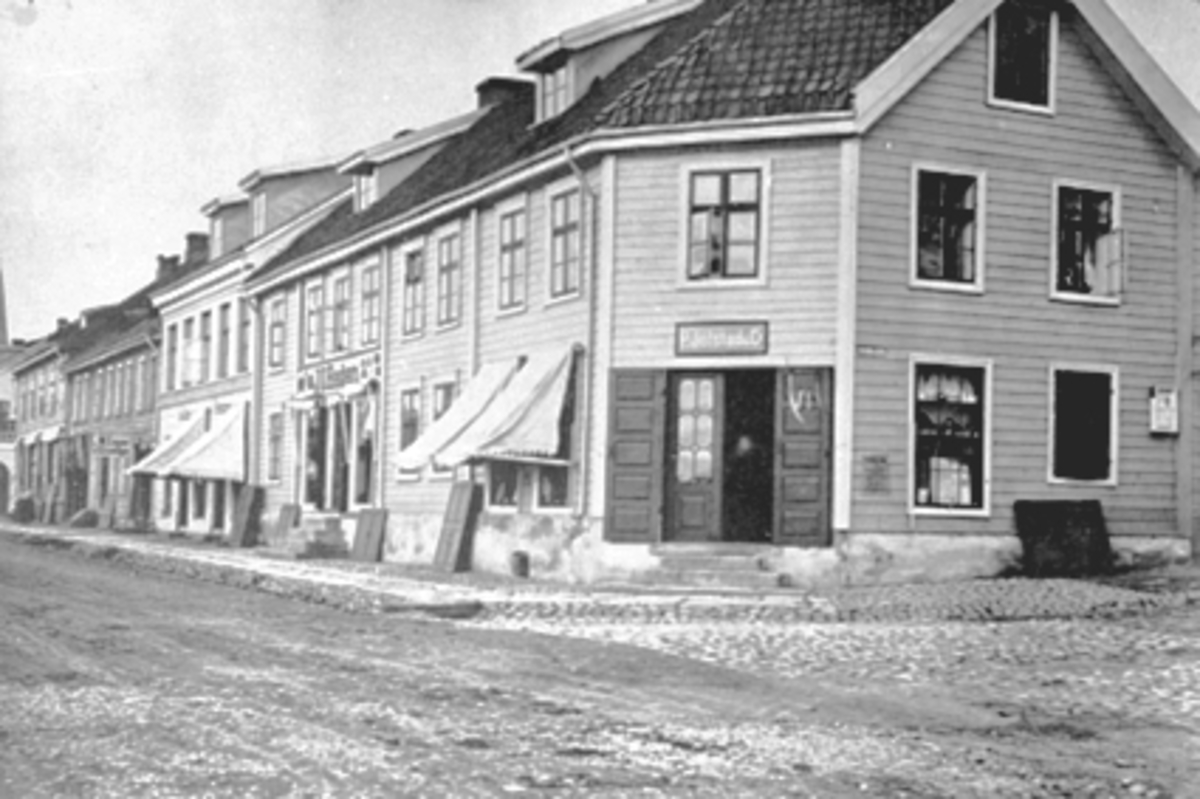 Anno Domkirkeodden, Oversikt fra Strandgata 41/Håkonsgate. P. Jølstad & co. J. O. Hagen. Hamar.