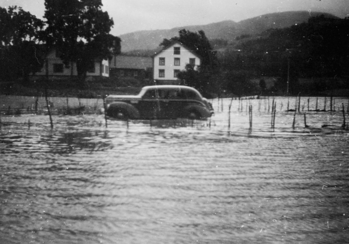 Anno Domkirkeodden, Flommen 1939, Buttekvern gård, Buttekvernsbekken, bil, Plymouth 1939, muligens 7-seters drosje. Brumunddal.