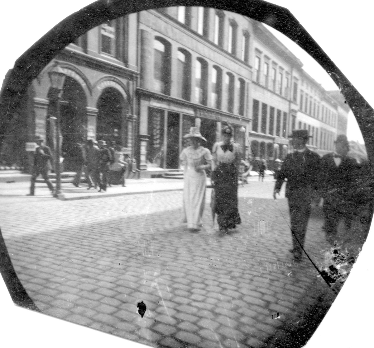 Fredrik Carl Mülertz Størmer, Mennesker i bygate, Oslo. Brostein, bygårder og butikker.
