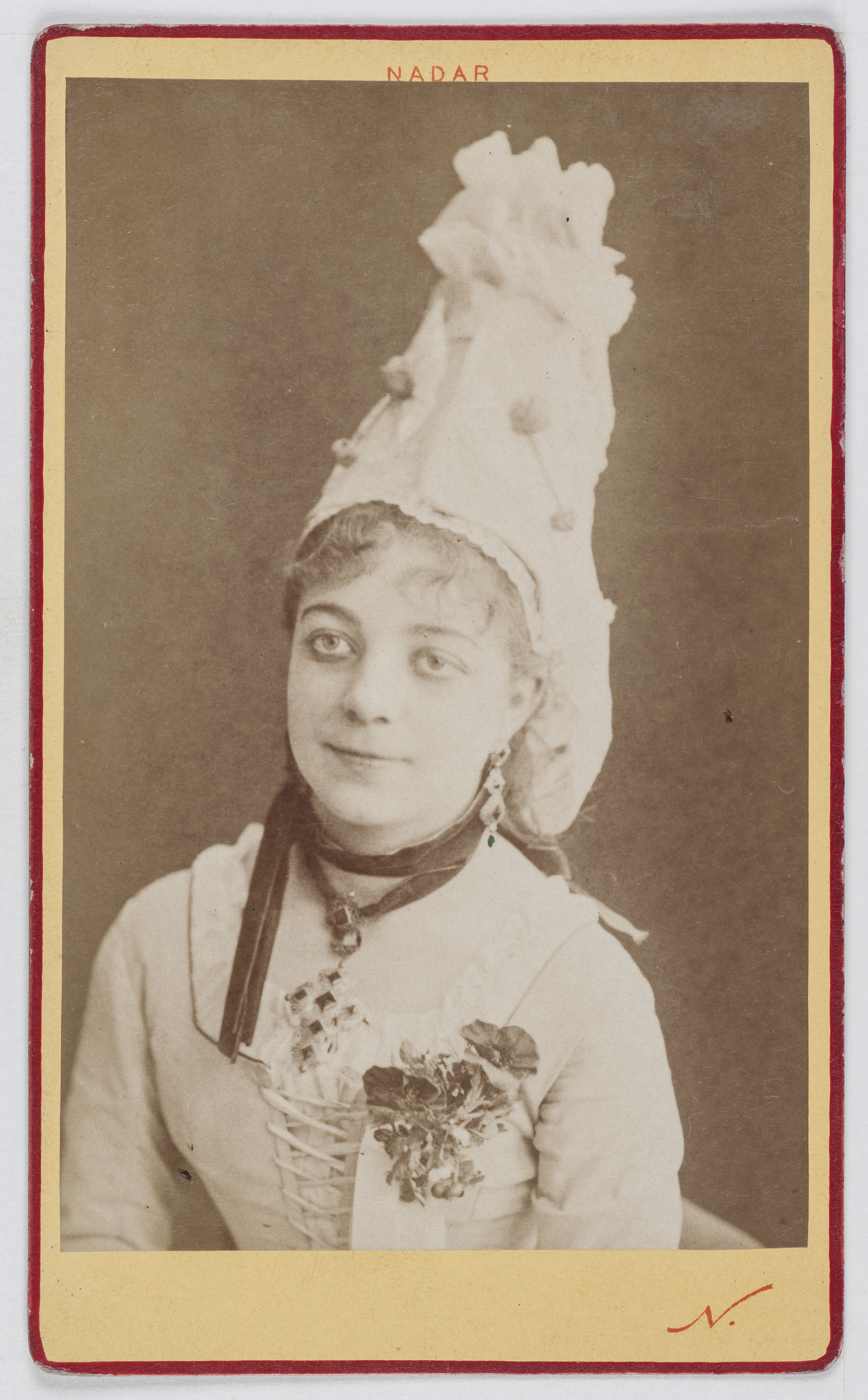 Atelier Nadar, Portrait de Juliette Joséphine Simon-Girard (1859-1954), soprano au Théâtre des Folies-Dramatiques en 1877, dans les Cloches de Corneville.