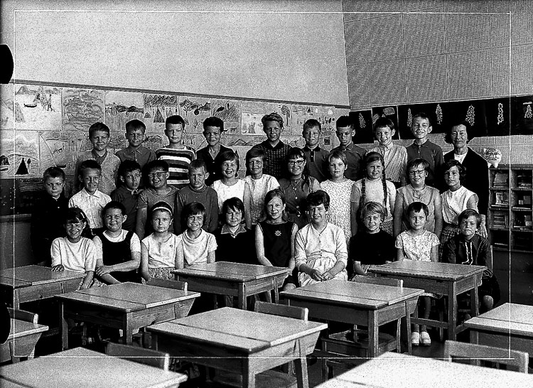 Sven Lindskog, Vasaskolan, klassrumsinteriör, 31 skolbarn med lärarinna fröken Dagmar Pregner. Klass 4A, sal 9.