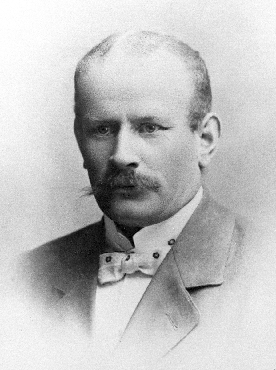 Anno Domkirkeodden, FARVEMESTER M. SIMENSEN, fra Veldre, opprettet i 1923 et stipendiefond som Hamar Håndverkerforening skulle gi til lovende håndverkssvenner for vedere utdanning.