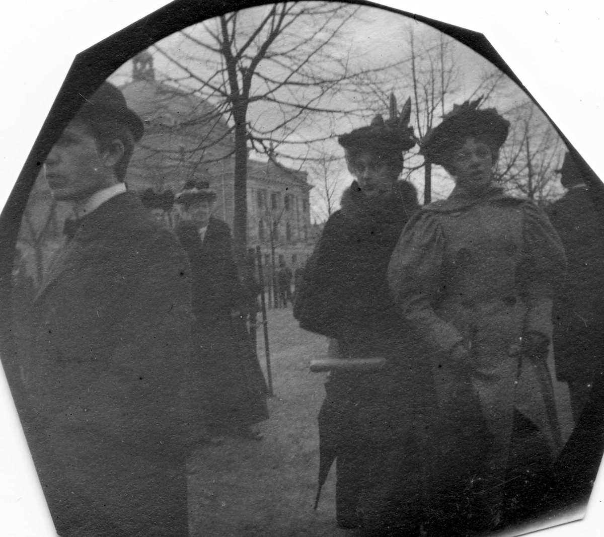 Fredrik Carl Mülertz Størmer, Mennesker langs Karl Johans gate, Oslo, med Nationaltheatret i ryggen. Frk. Sørbøe i midten.