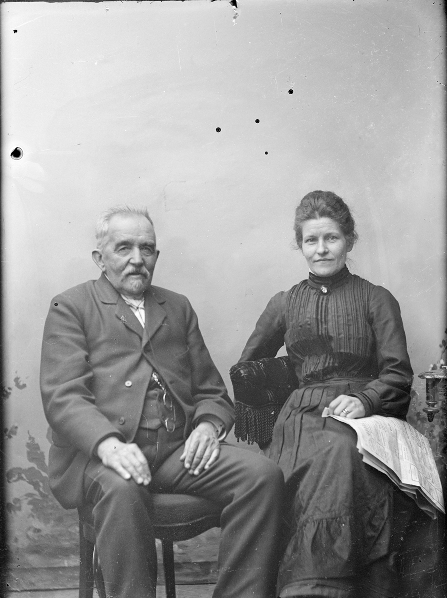 Henri Osti's Fotografiateliér, Ateljéporträtt - Emma Osti och åldrig man, Uppsala sannolikt efter 1896