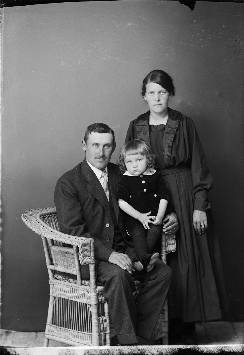 Skötsner-Edhlund, Ateljéporträtt - banvaktare Johansson med familj, från Hargshamn, Uppland 1922