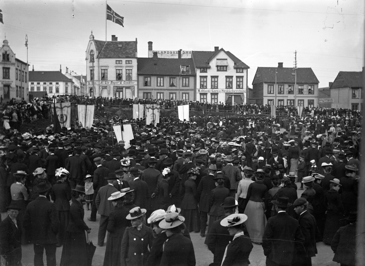 Johannes Larsen Alhaug, Stor gruppe mennesker på Østre Torg, Hamar, 17. mai ca. 1905.