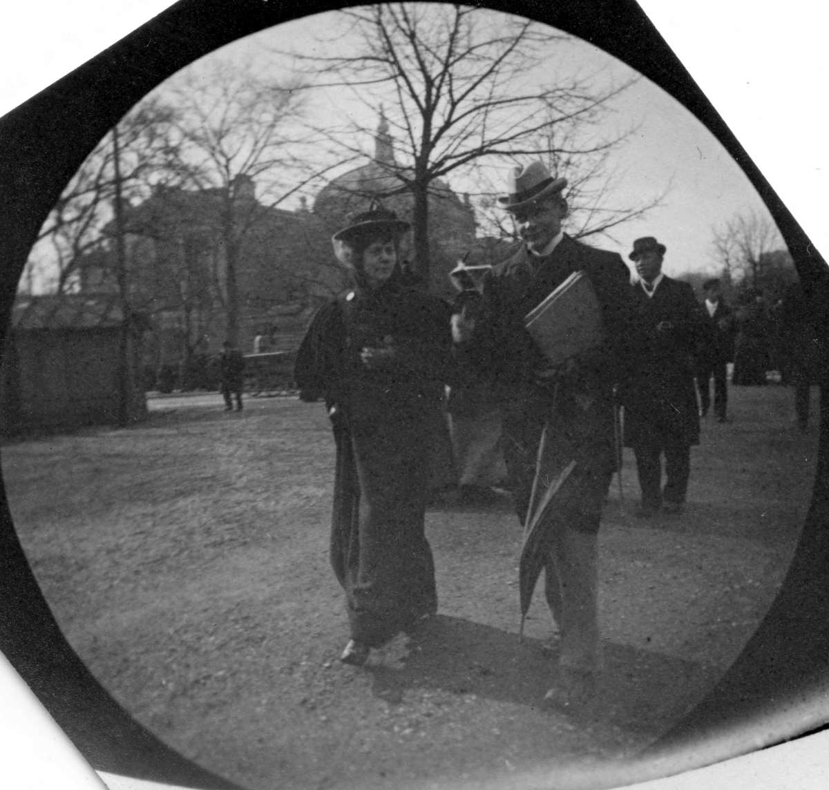 Fredrik Carl Mülertz Størmer, Frk.Baby Kielland, senere fru W. Krag, og stud. med. Niels Heitmann spaserer langs Karl Johans gate, Oslo. med Nationaltheatret bak.