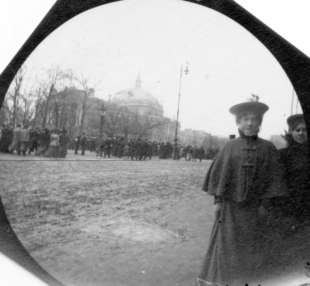 Fredrik Carl Mülertz Størmer, Mennesker langs Karl Johans gate, Oslo, med Nasjonalteateret i bakgrunnen og frk. Aas, senere ved Bergens Theater, fremst i bildet.