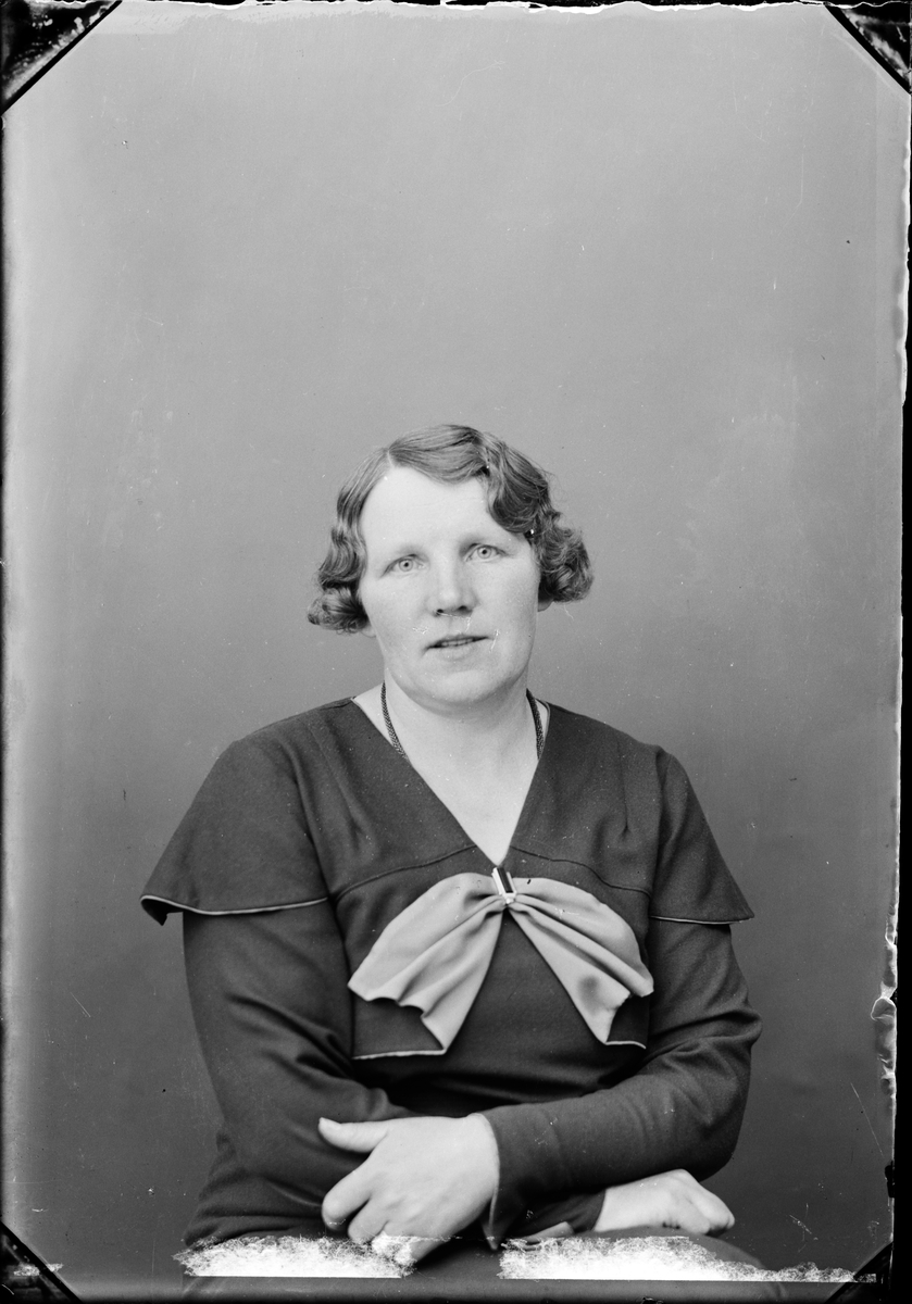 Skötsner-Edhlund, Ateljé Portrait - Emma Jansson from Vamsta, Uppland