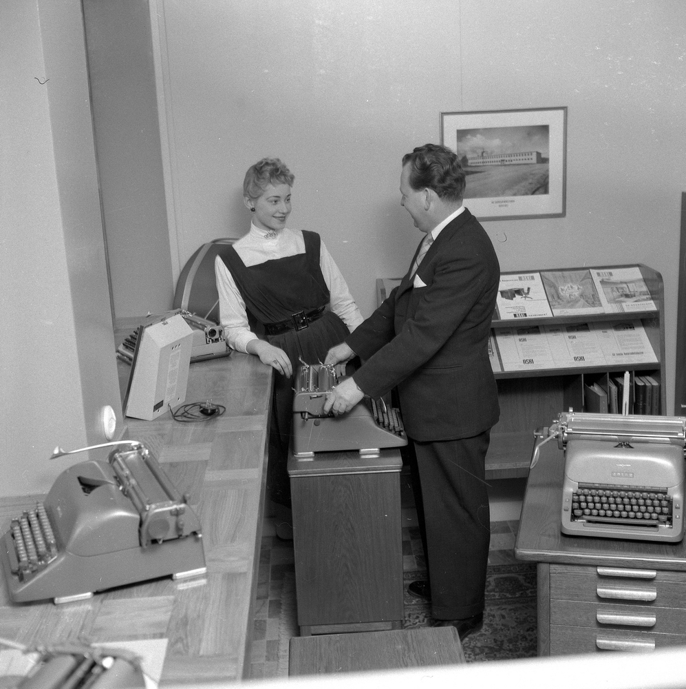 Örebro Kuriren, Skrivmaskinfirma får nya lokaler. 2 februari 1955