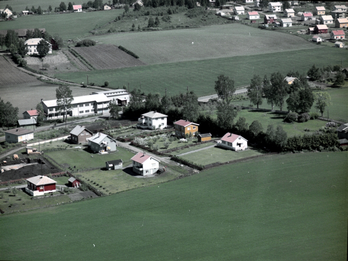 Widerøes Flyveselskap A/S, FLYFOTO, BOLIGBEBYGGELSE LANGS RIKSVEG 222, SOLLUX FABRIKKER, BEKKELAGET