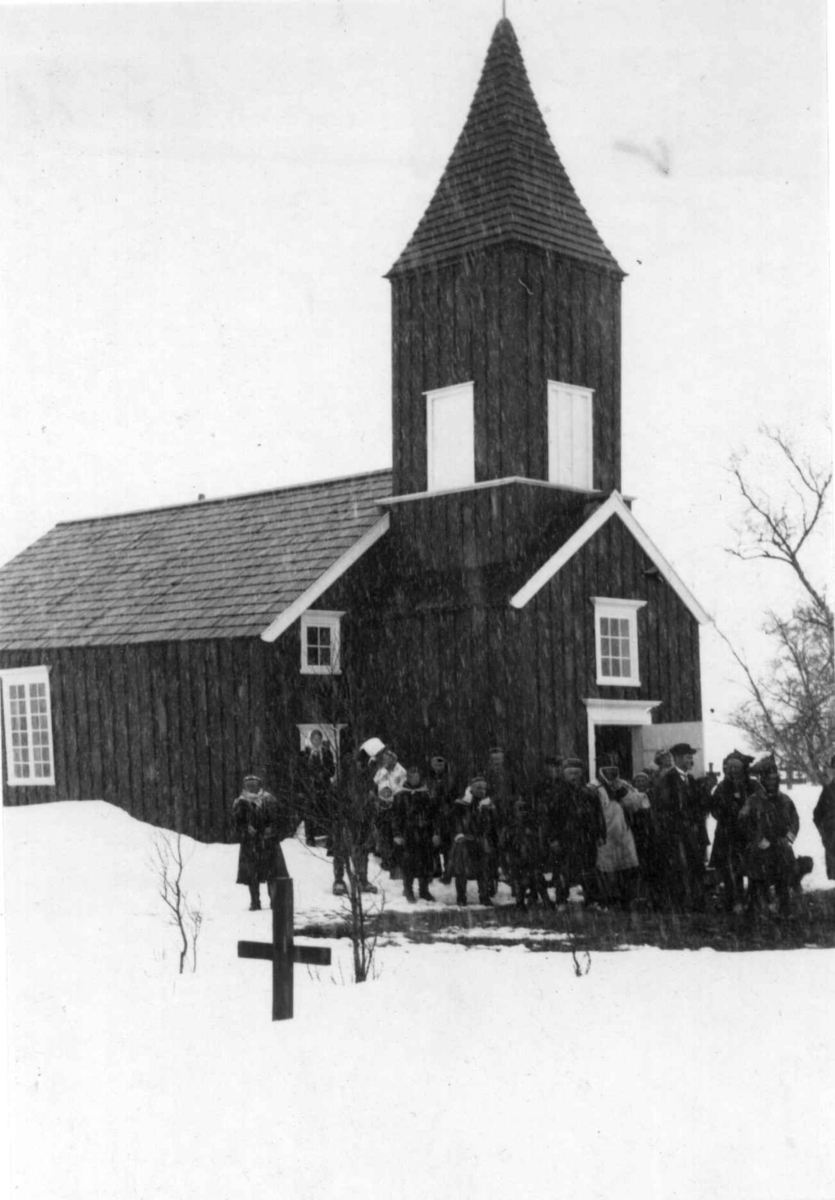 Konrad Nielsen, Samling av mennesker foran Kautokeino Kirke, før brannen vinteren 1944.