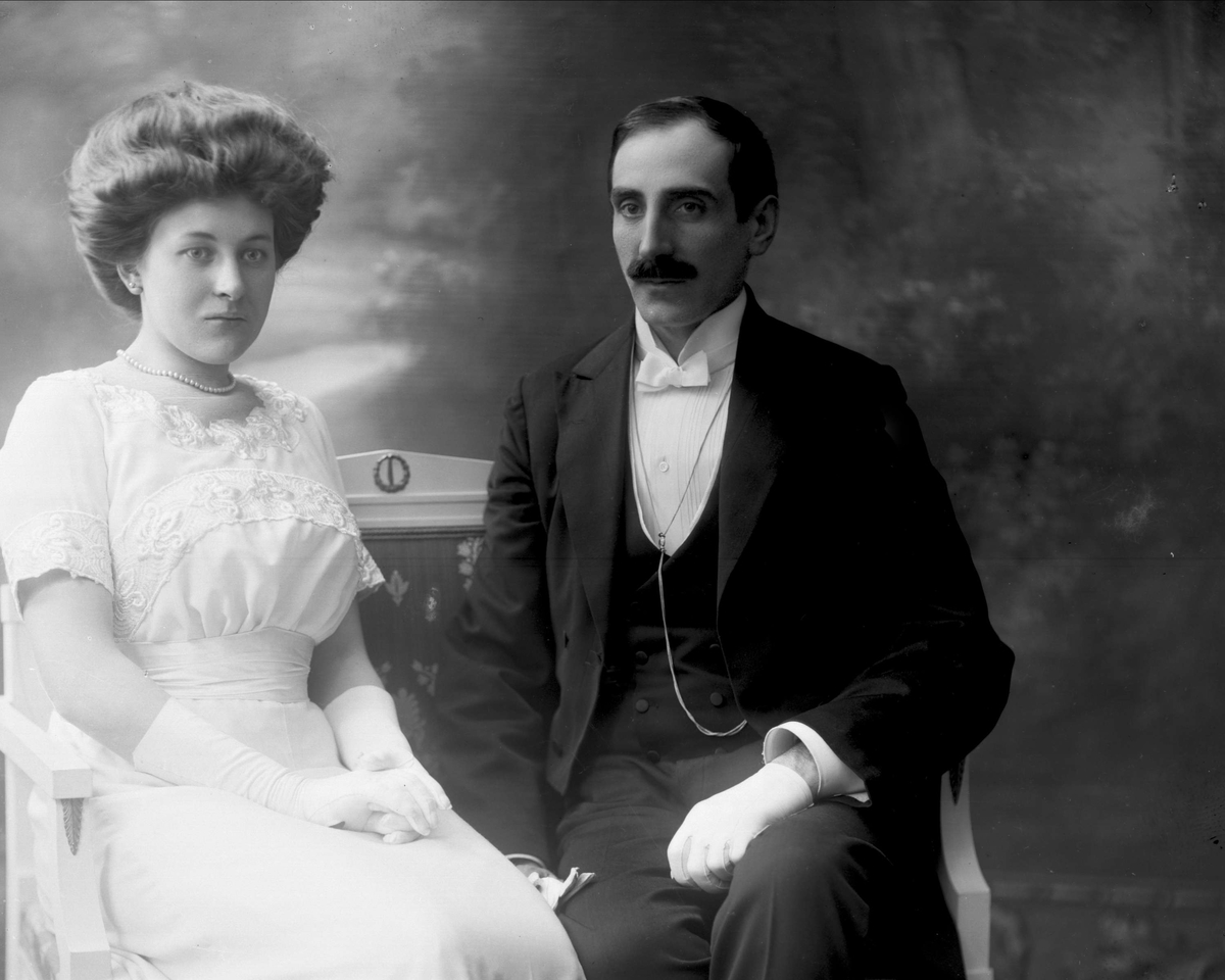 Gustav Borgen, Gruppeportrett, bryllupsbilde. Fritz Albrecht Wilhelm Grevelius Holland og hans kone Hulda Sophie Thorsen.