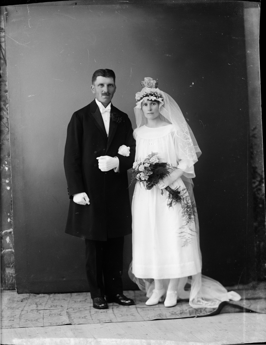Skötsner-Edhlund, Brudparet Andersson från Uppskedika, Hökhuvud socken, Uppland 1923