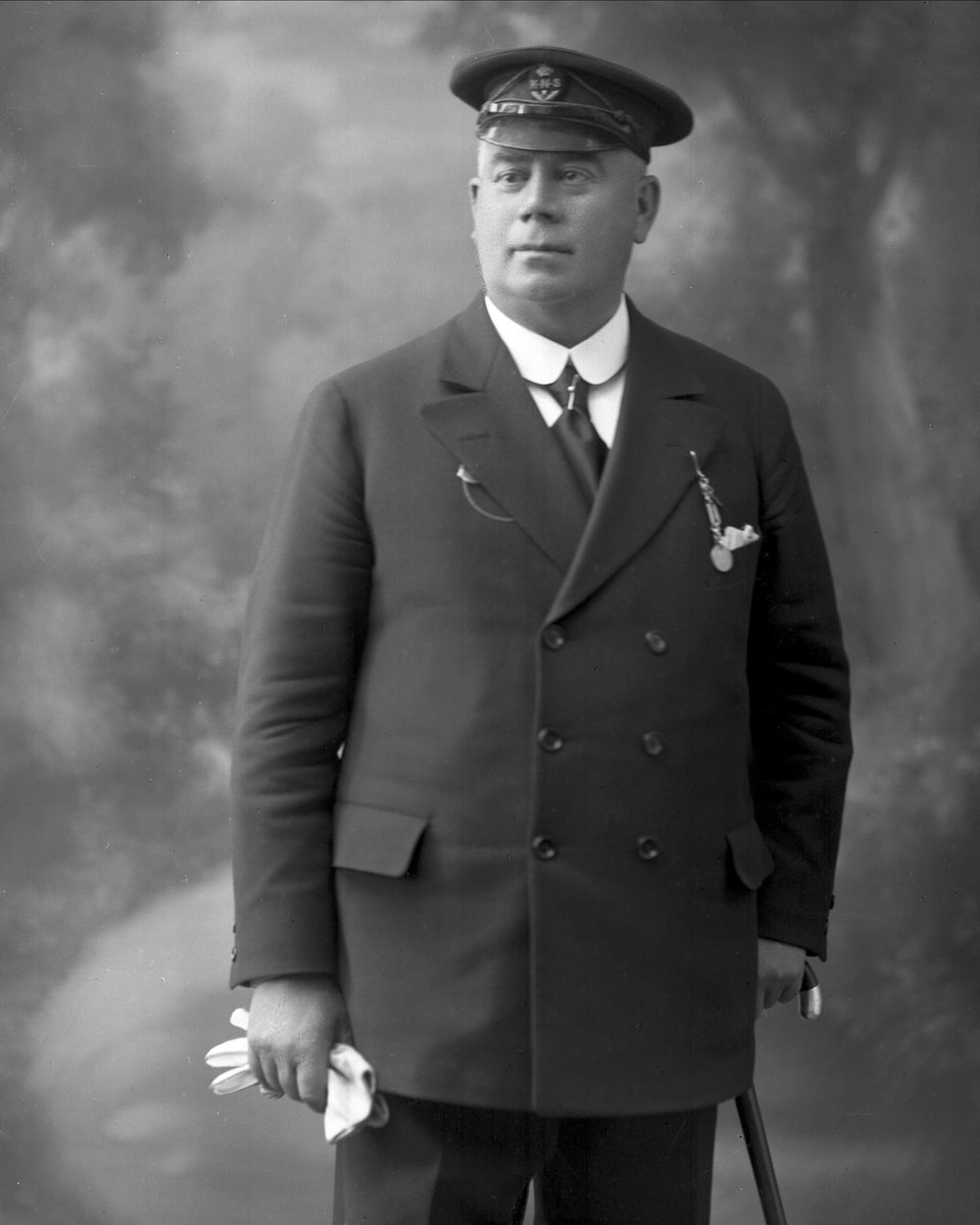 Gustav Borgen, Kommandør Lund i lue fra KNS.