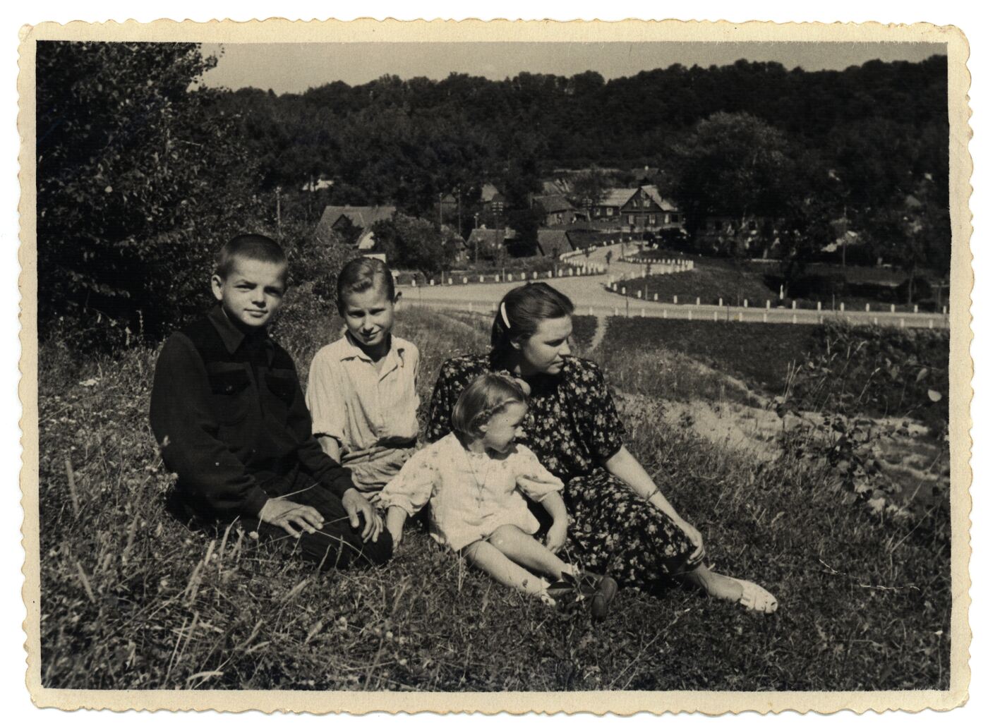 Nežinomas fotografas, Raudondvariečiai ant policijos kalnelio