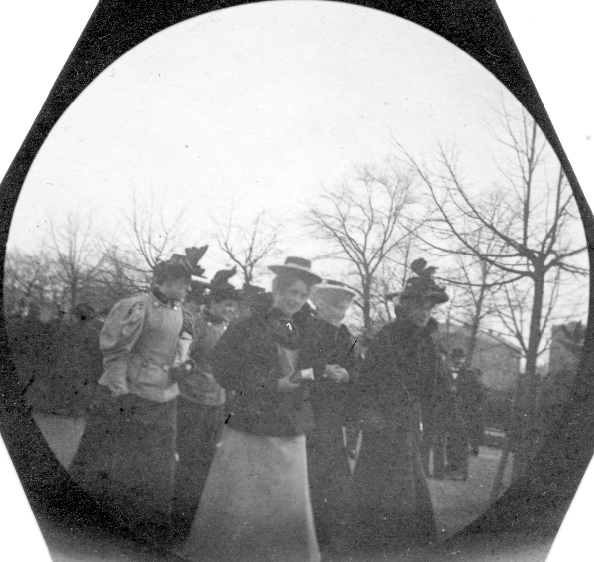 Fredrik Carl Mülertz Størmer, Mennesker spaserer i park.