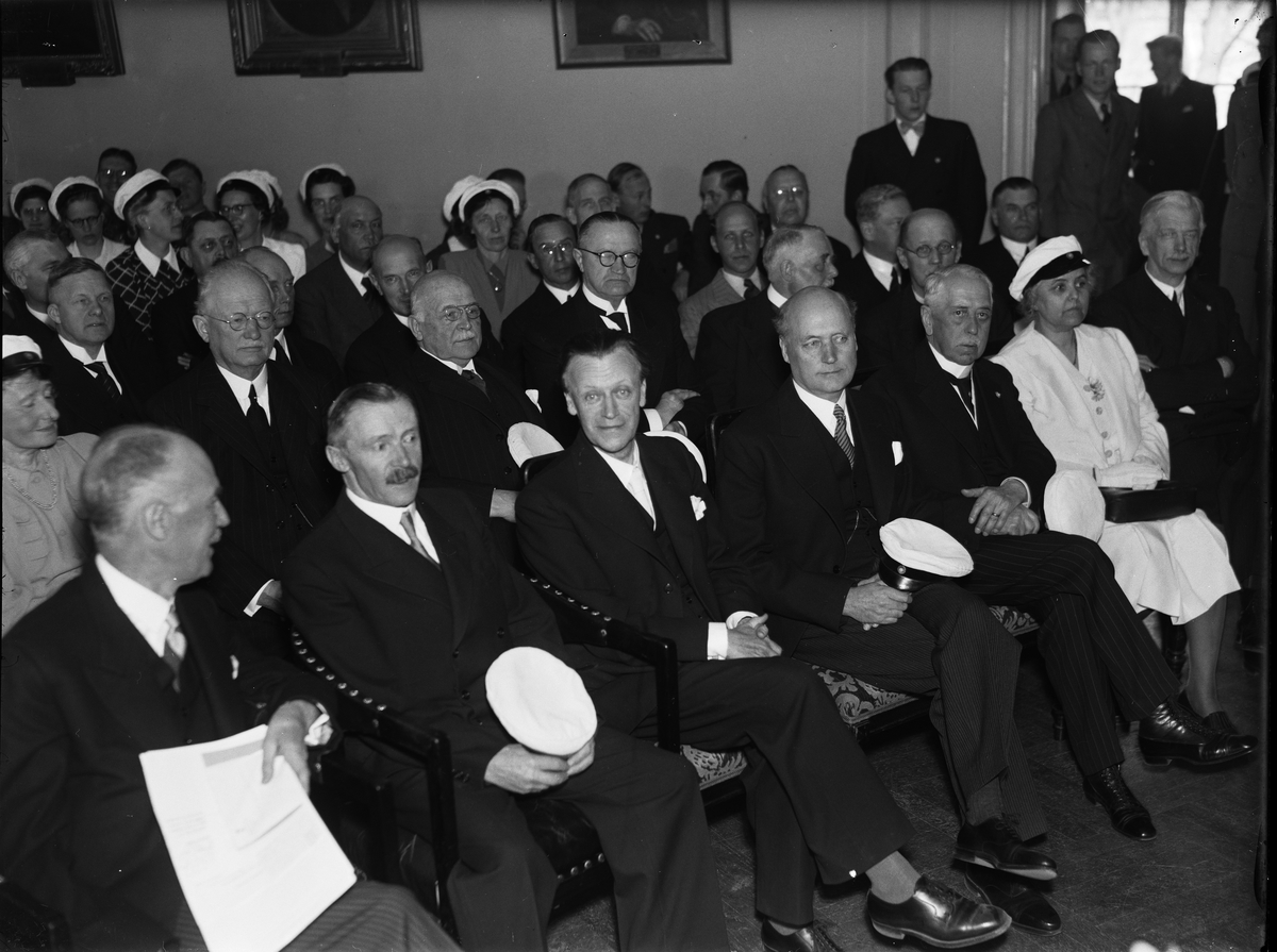 Paul Sandberg, Landshövding Sigfrid Linnér, ärkebiskop Erling Eidem, hovrättspresident Gunnar Bendz, f. borgmästare Walter Kant, Sara Brusewitz och häradshövding Nils Edling bland åskådarna när Uplands nation firade 300-årsjubileum, S:t Larsgatan 11