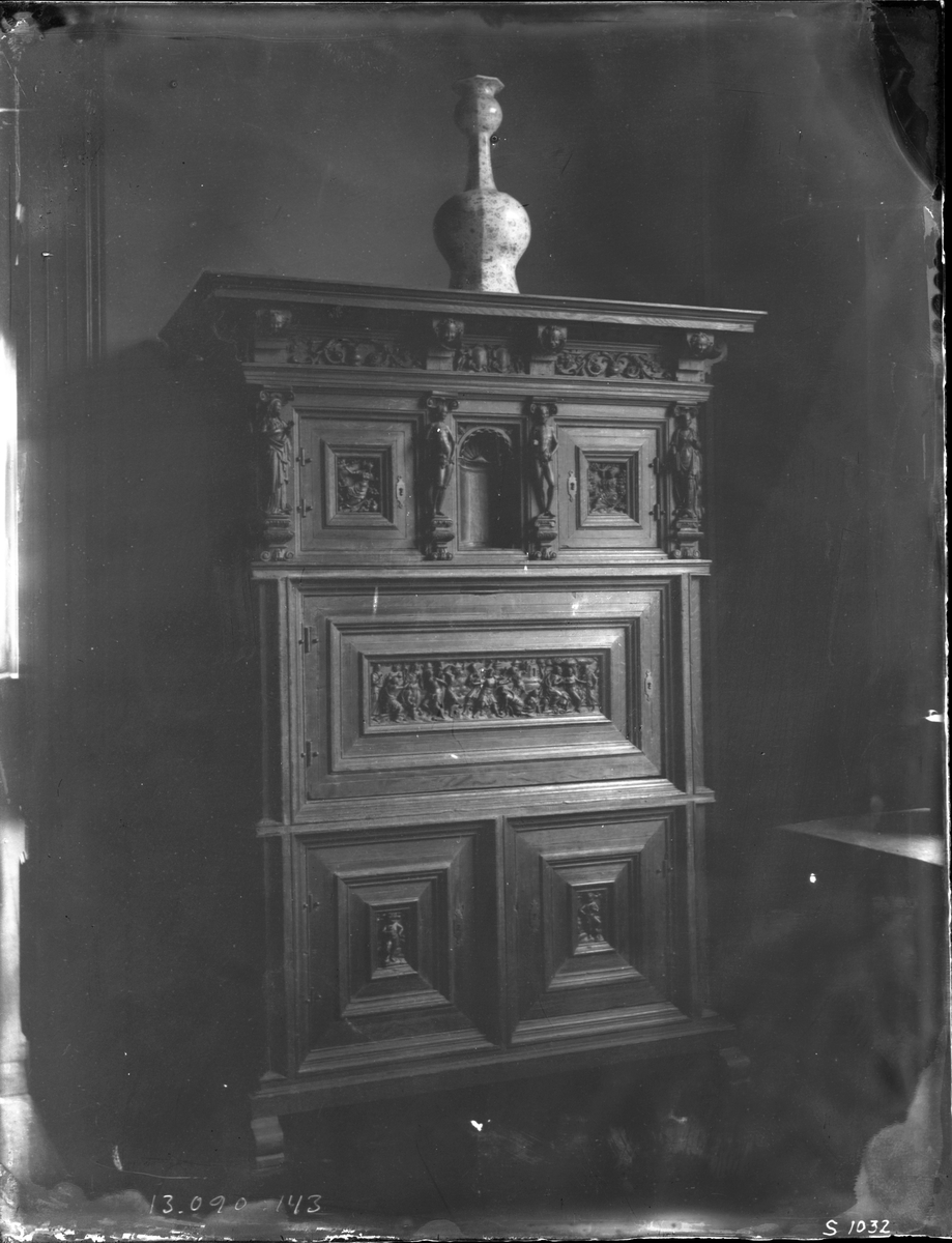 Carl Curman, Renäsansskåp (Halvgotik). Keil..........? Museum.
