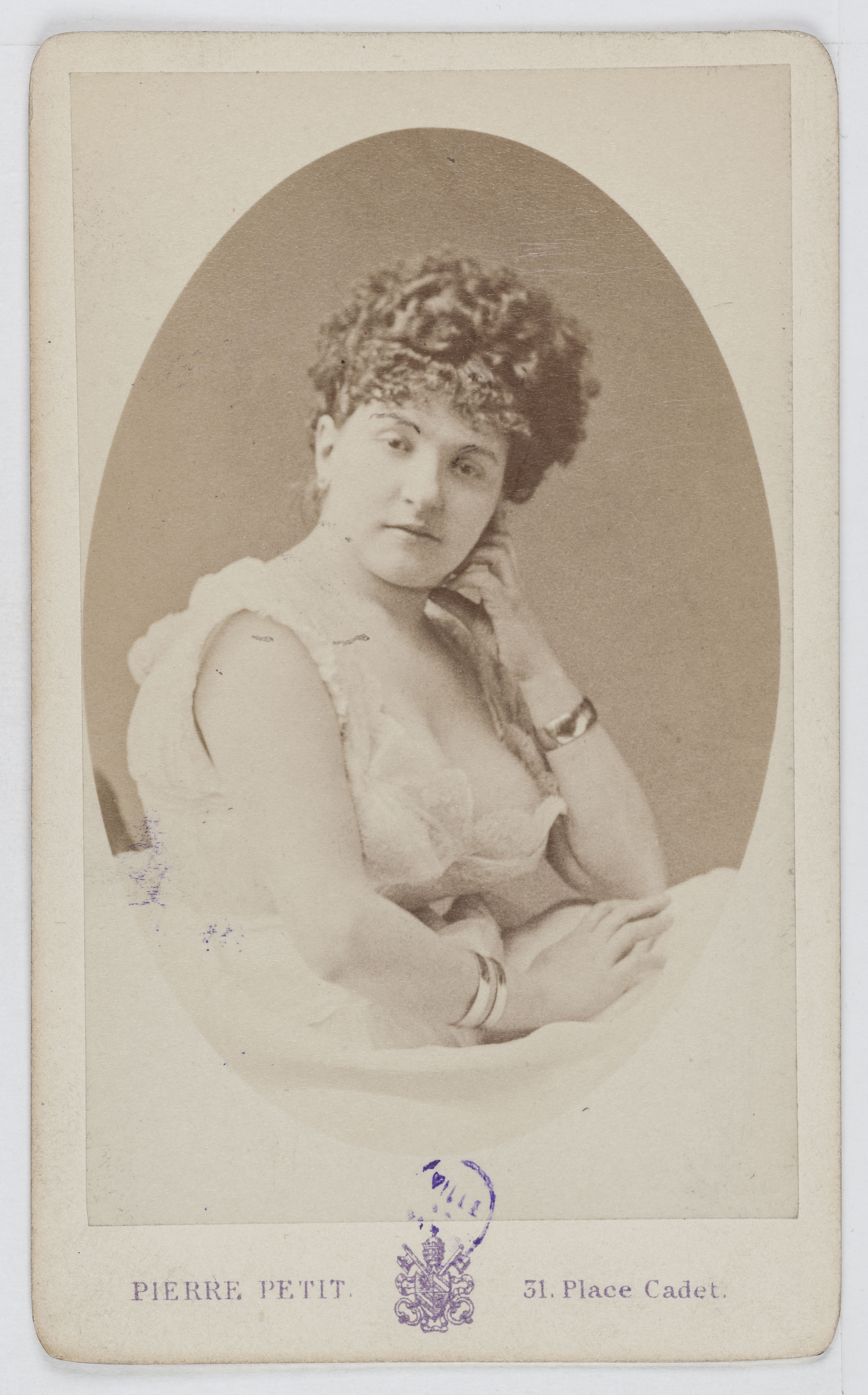 Pierre Petit, Portrait de Tarbiche, dite antérieurement Maria, actrice au Théâtre Déjazet en 1875, au Théâtre des Folies Marigny et au Théâtre de la Porte Saint Martin en 1879.