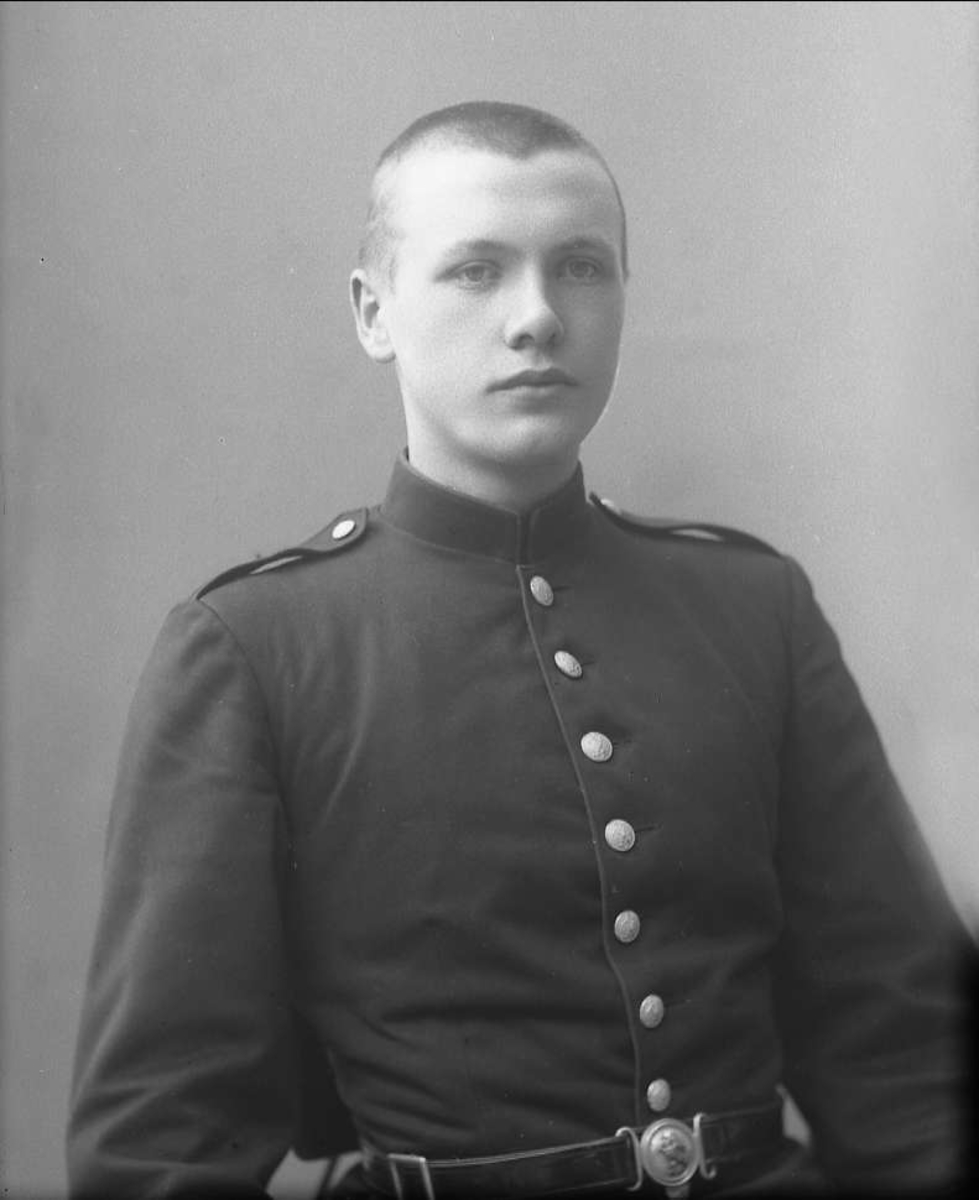 Gustav Borgen, Portrett, mann i kadettuniform.