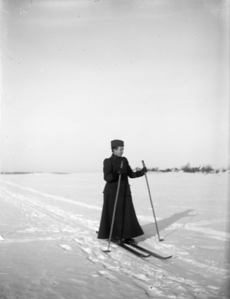 Carl Liljefors, Elin Liljefors på skidor, sannolikt Uppsala 1900 - 1901