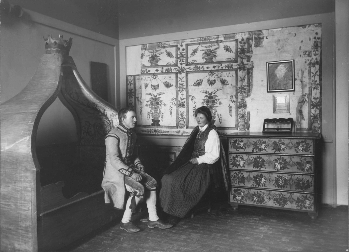 Narve Skarpmoen, Østfold-rommet i Ridehuset, 1903. Fra Folkemuseet. Interiør fra Smaalenene.
