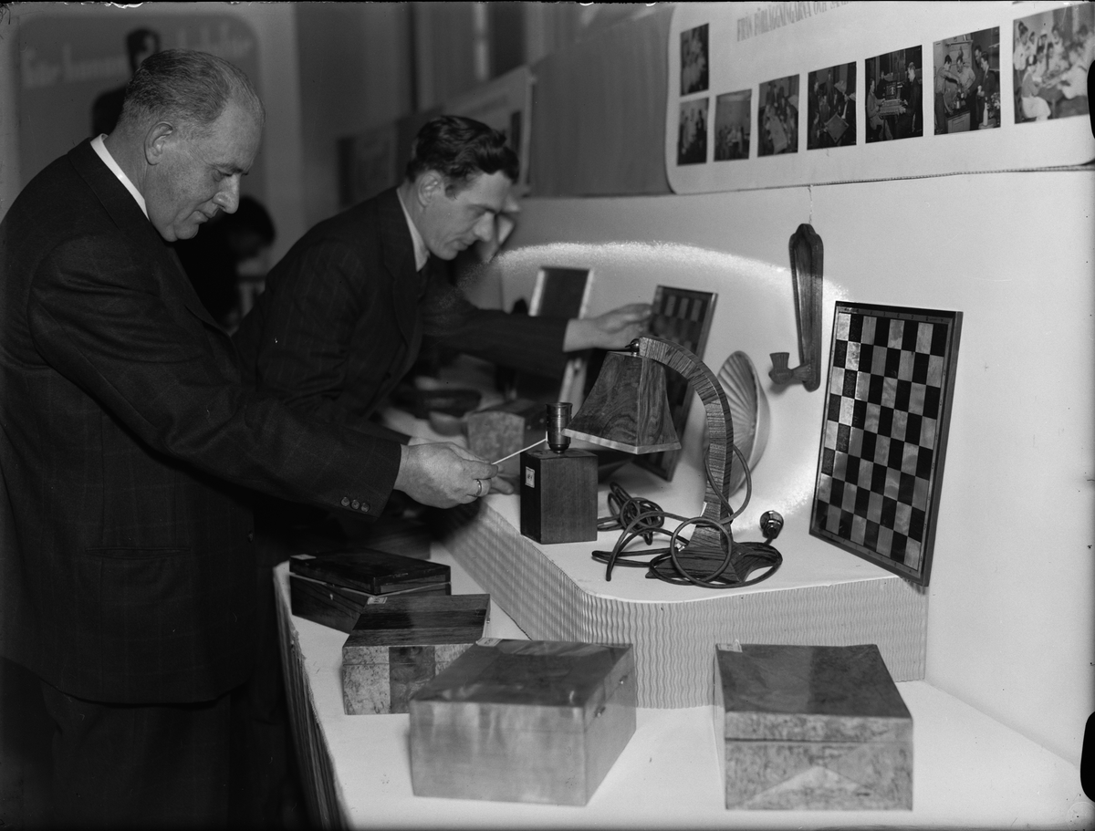 Paul Sandberg, "Finska invalidarbeten på Upsalautställning" - utställningskommissarie Edvin Björklund och C A Andersson i utställningen, Wolraths utställningshall, Uppsala december 1942