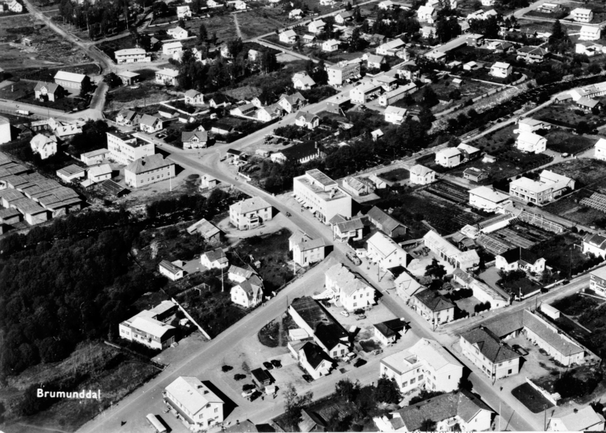 Anno Domkirkeodden, Flyfoto, Brumunddal sentrum, Furnesvegen, Veldrevegen, Nygata, Industrigata.