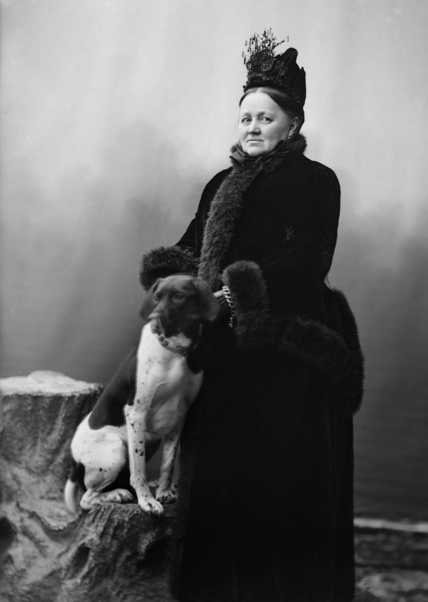 Maria Tesch, Sofia Lundblad fd Wedin Foto: Maria Tesch. Fotograferad i Maria Teschs ateljé som fanns i Linköping åren 1873 - 1936. Digitaliserad efter original glasnegativ som förvaras på Stiftsbiblioteket /Linköpings stadsbibliotek.