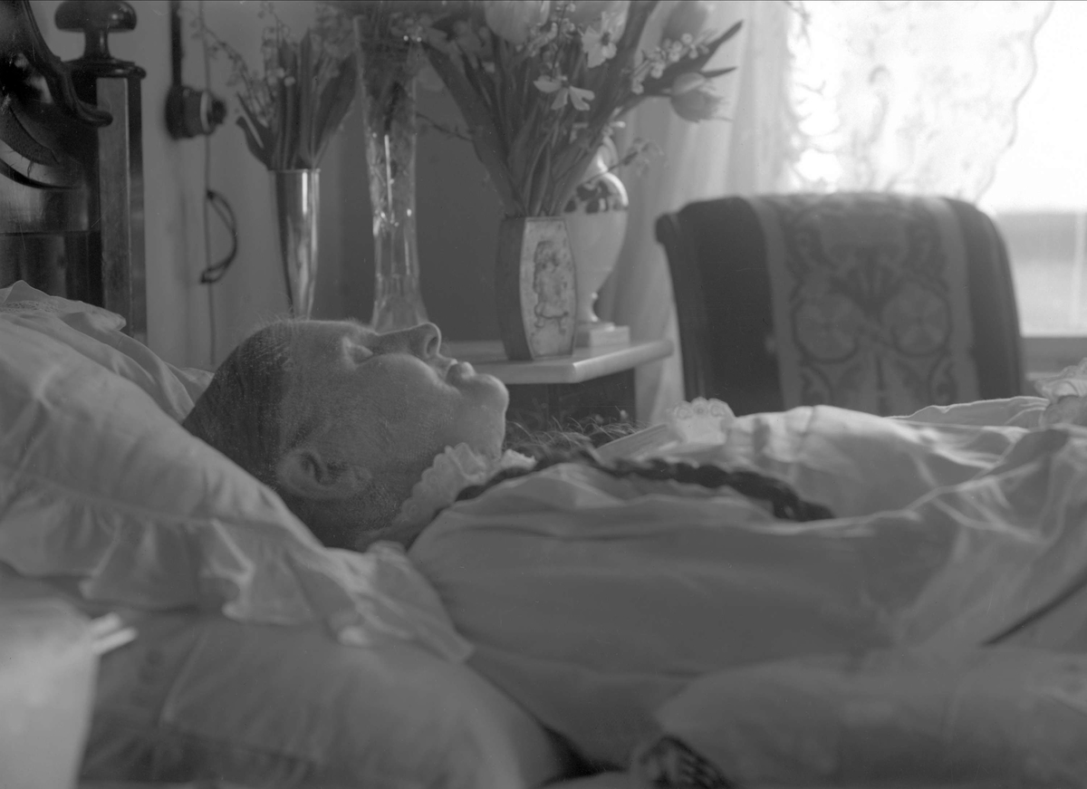 Gustav Borgen, Post mortem-fotografi. Død kvinne i seng.