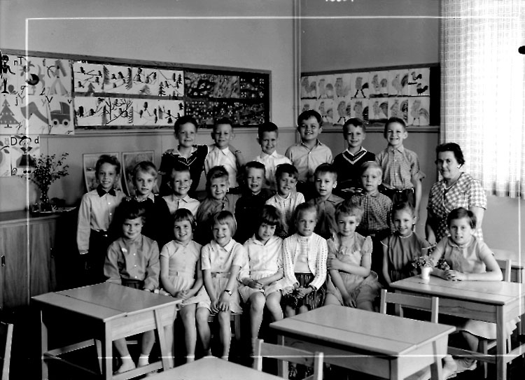 Sven Lindskog, Almby North school, classroom interior, 22 schoolchildren with teacher Miss Märta Larsson. Class 1af, Hall 4.