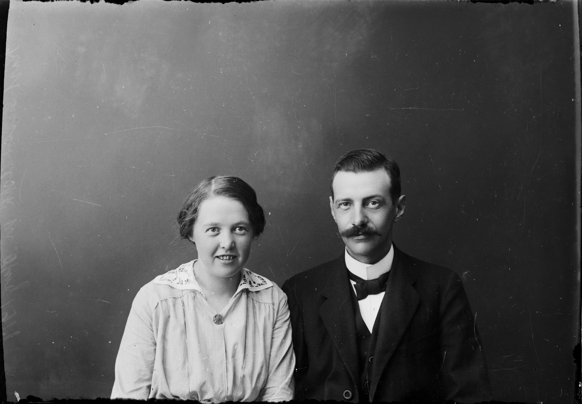 Skötsner-Edhlund, Ateljéporträtt - kvinna och Karl Larsson från Östhammar, Uppland