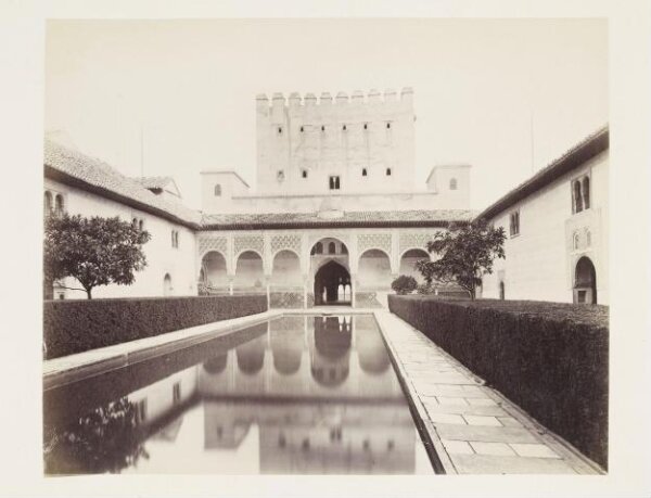 Unknown, Frontal view of the north gallery of the Court of the Myrtles