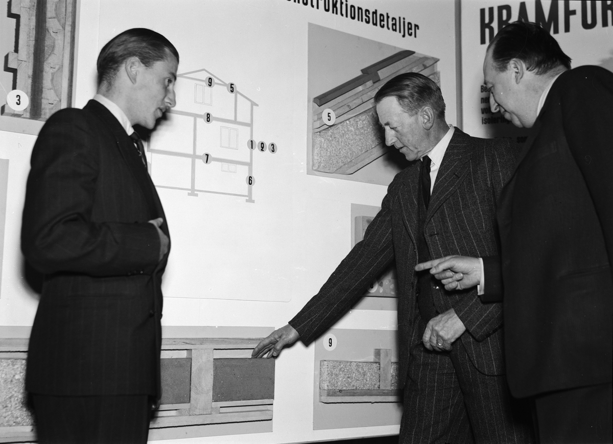 Paul Sandberg, The City Architect Gunnar Leche and two unknown men at the inauguration of the State Fuel Commission’s exhibition “Hot Residence with Less Fuel,” Gothenburg Student Nation, Queen Street 7