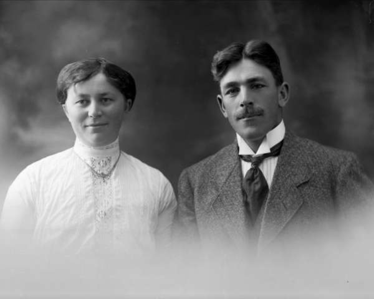 Gustav Borgen, Gruppeportrett, ekteparet Pedersen. Konstabel Pedersen og frue.