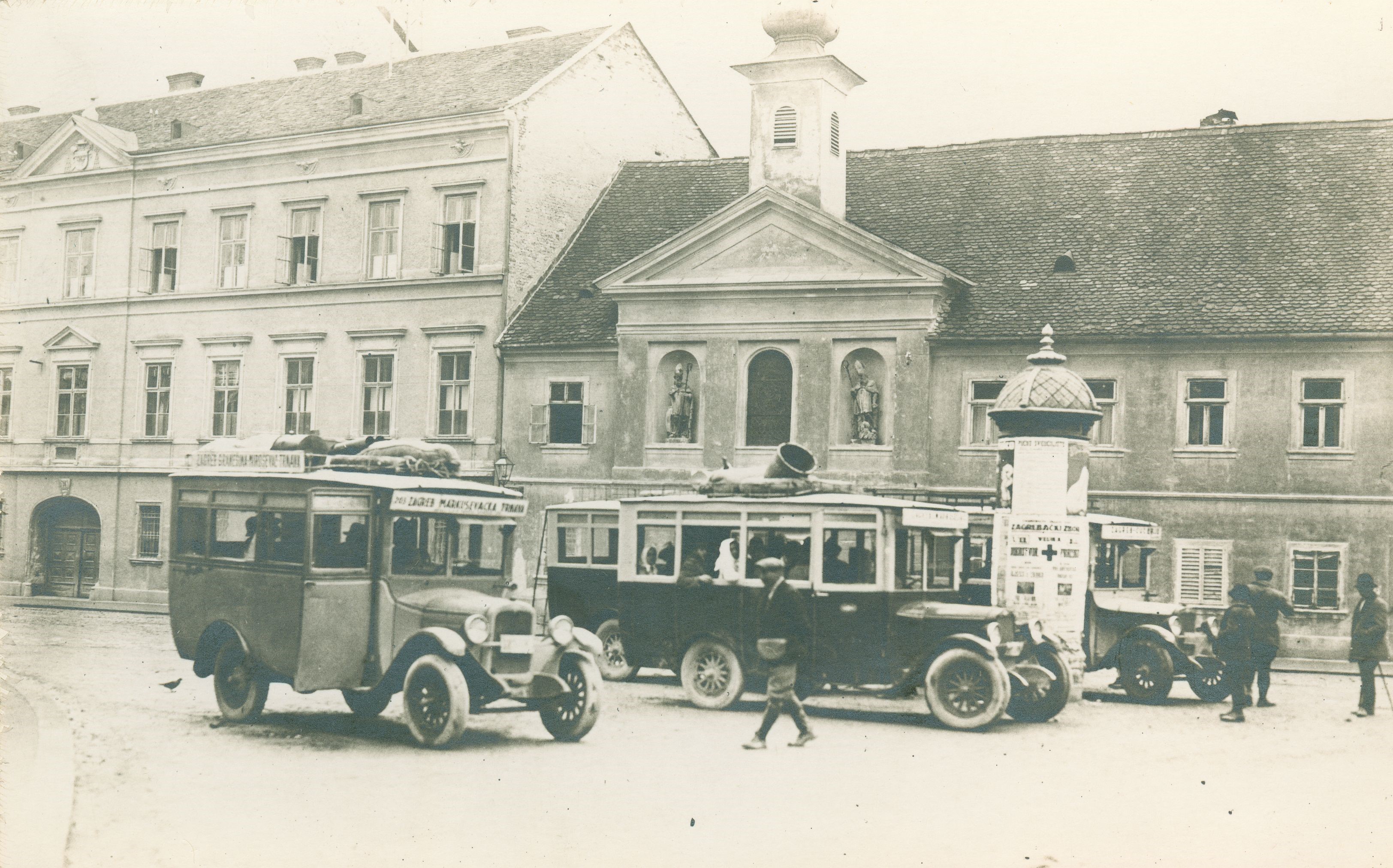 Vladimir Horvat, Zagreb (Vlaška ulica) - Autobusno polazište s kapelicom sv. Martina u pozadini