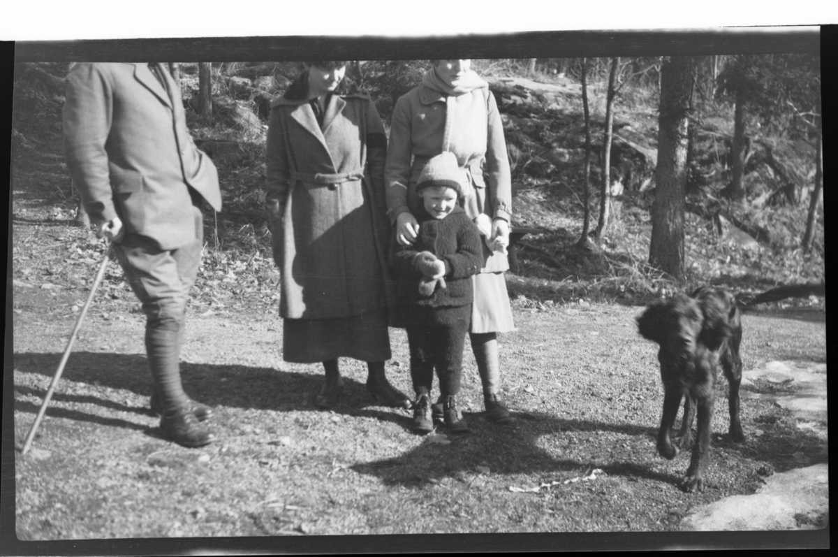 Rolf Sr. Sundt, Julius Sundt og hunden Rollo står sammen med tre hodeløse personer, Villa Knyggen. Fotografert ca. 1921.
