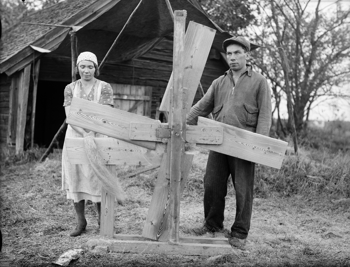 Paul Sandberg, Barn till hemmansägare Axel Eriksson bråkar lin, Kilby i Alunda