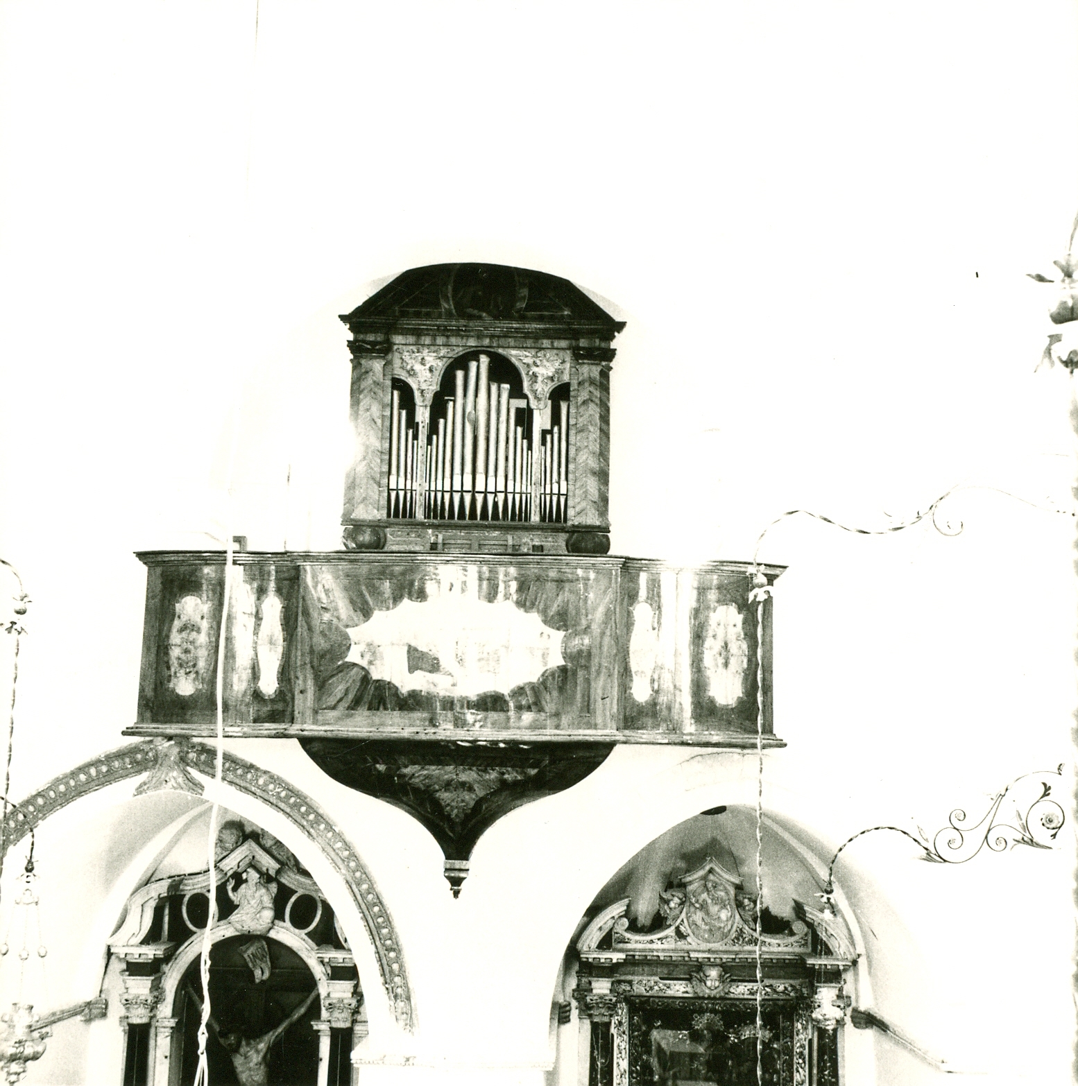 Nino Vranić, Visovac (Drniš) - Crkva Gospe od Milosti (franjevački samostan) - Smještaj u prostoru