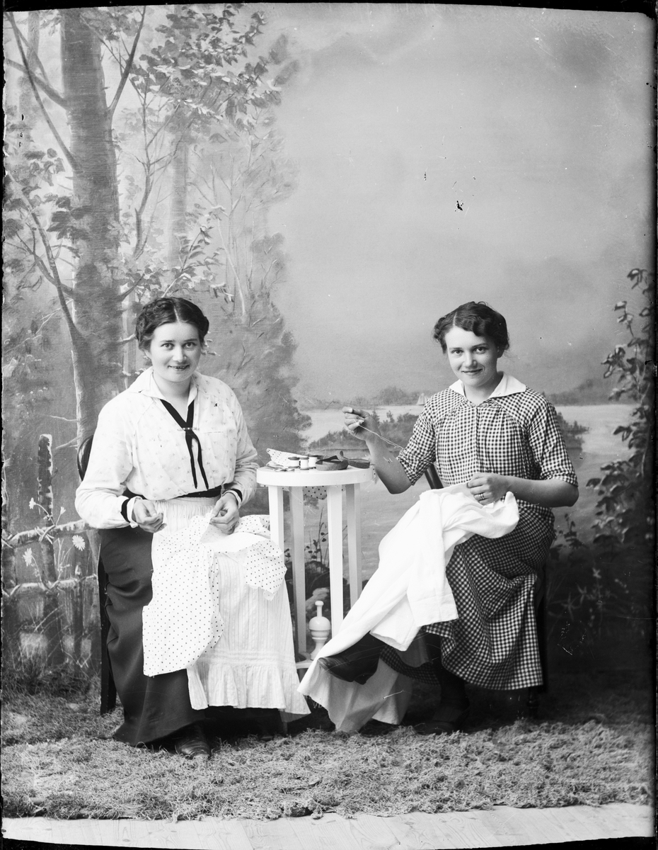 Skötsner-Edhlund, Ateljéporträtt - två kvinnor sitter och syr, Östhammar, Uppland