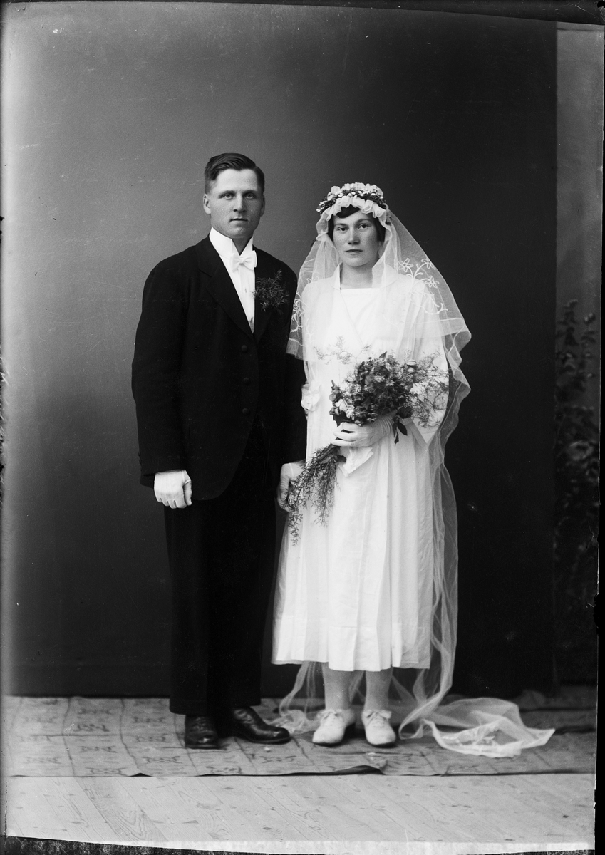 Skötsner-Edhlund, Brudparet Andersson från Uppskedika, Hökhuvud socken, Uppland 1923