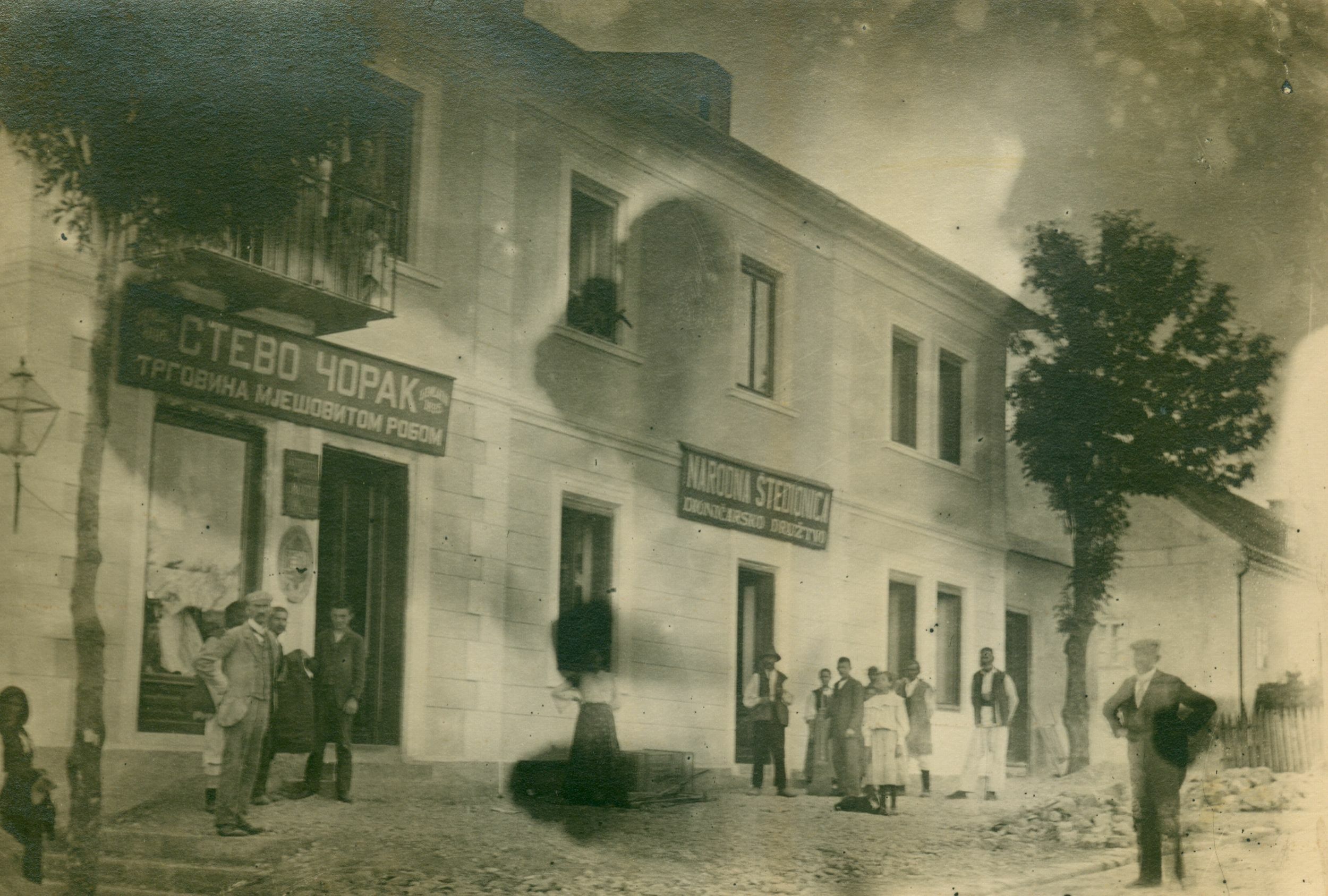 Josip Brunšmid, Udbina - kuće u glavnoj ulici, lijeva stoji nakon rata kao ruševina, dok desna postoji još i 1949. godine