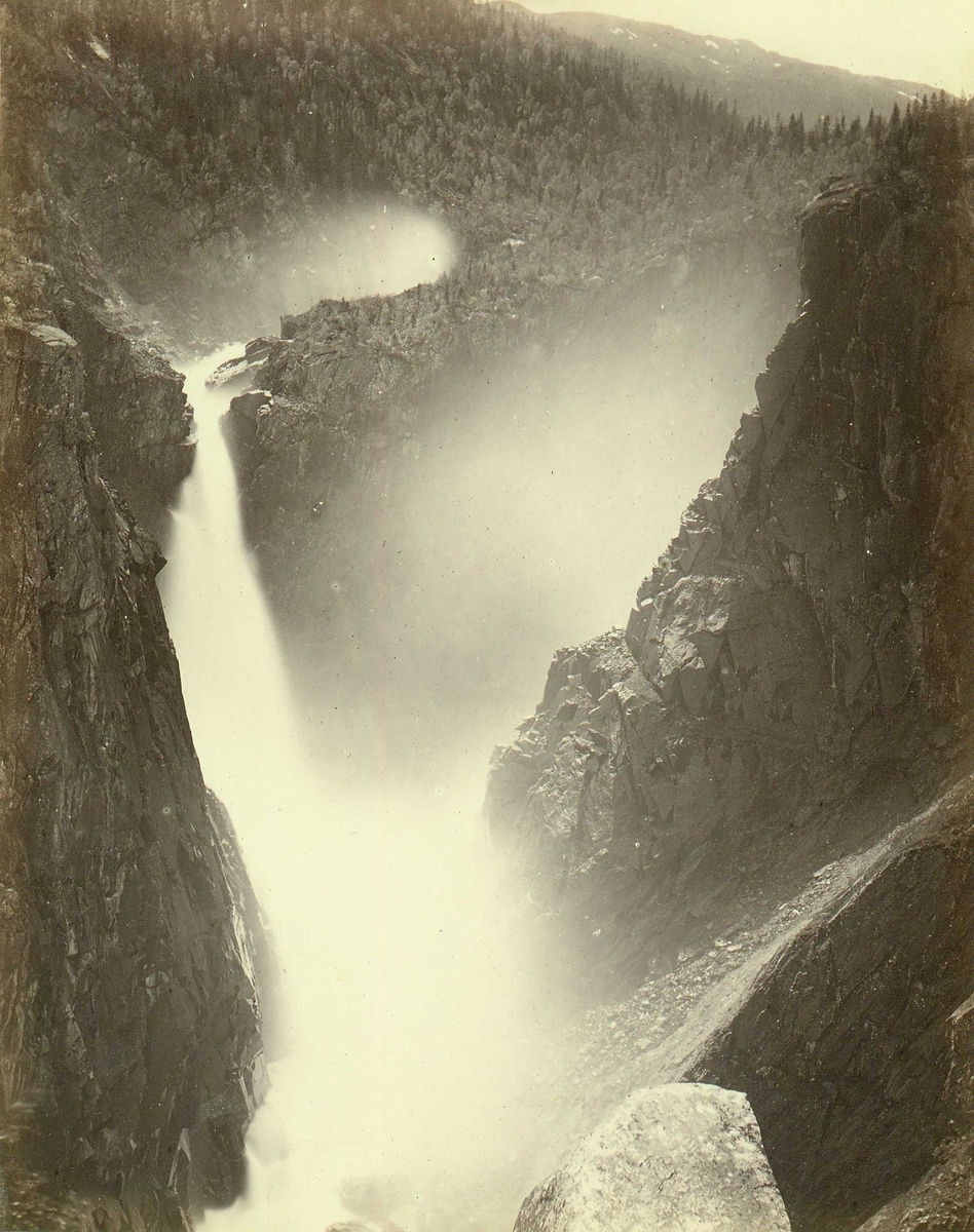 Henry Rosling, Landskap, Rjukanfossen, Tinn, Telemark. Fra serie norske landskapsfotografier tatt av den engelske fotografen Henry Rosling (1828-1911).