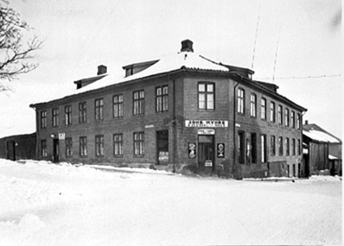 Anno Domkirkeodden, EKSTERIØR STORHAMARGATA 23, HEIDMANNSGATE/STORHAMARGATA, JOHS MYHRE KOLONIAL, CAFE MINERVA TIL VENSTRE, SØSTRENE RØHRS PENSJONAT TIL HØYRE, VINTER